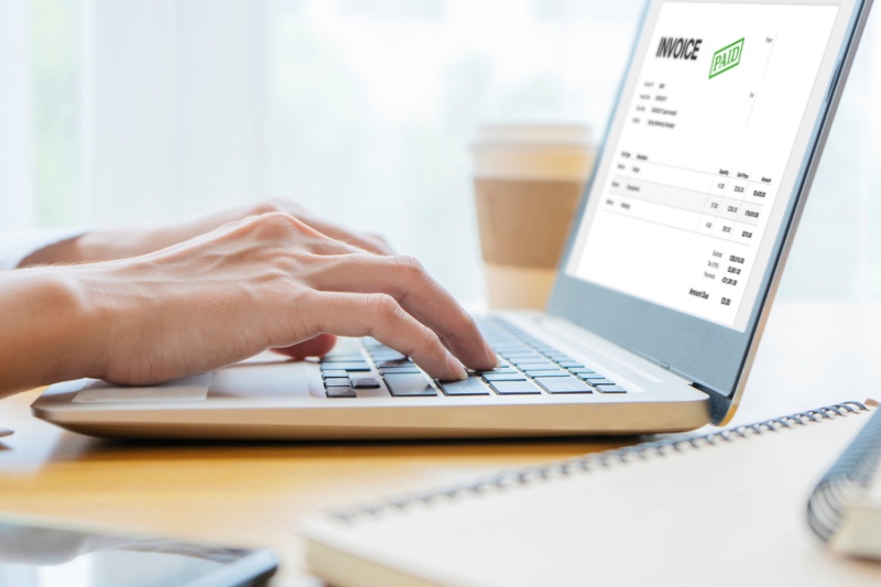 Invoice Kertas vs. Invoice Online: Mana yang Lebih Baik?