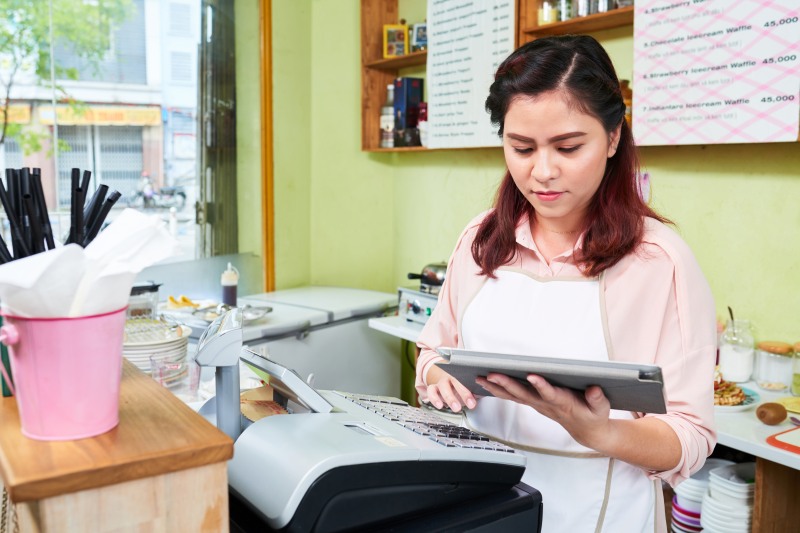 Apa Itu Aplikasi POS, Manfaat, dan Rekomendasi Terbaik Buat Bisnis