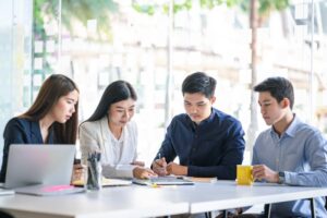 7 Plus & Minus Kerja Sambil Kuliah S2, Yuk Dipertimbangkan!
